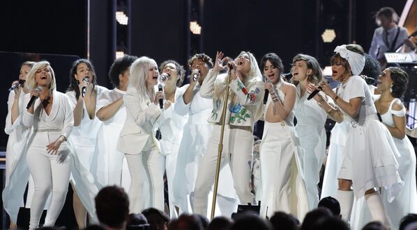 Певицы на сцене на церемонии вручения Грэмми в Нью-Йорке - Sputnik Азербайджан