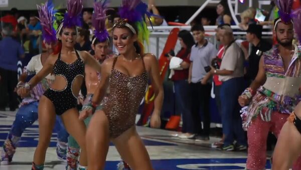 Традиционный карнавал начался в парагвайском городе Энкарнасьон - Sputnik Азербайджан