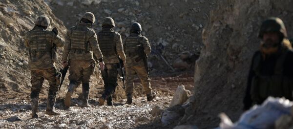 Поддерживаемые Турцией бойцы сирийской армии на горе Барсая, к северо-востоку от Африна, Сирия 28 января 2012 года Поддерживаемые Турцией бойцы сирийской армии на горе Барсая, к северо-востоку от Африна, Сирия 28 января 2012 года - Sputnik Азербайджан