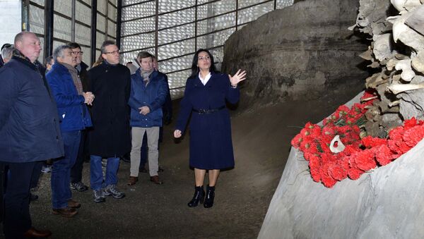 Делегация Европейской комиссии посетила в Губе мемориал геноцида - Sputnik Азербайджан