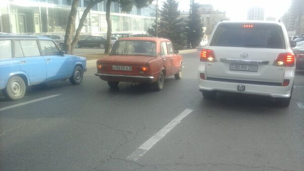 Автомобиль с советскими номерами в Баку Автомобиль с советскими номерами в Баку - Sputnik Азербайджан