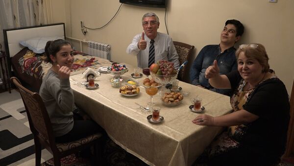 Семья вынужденных переселенцев из Шуши отправляет сына в Москву - Sputnik Азербайджан