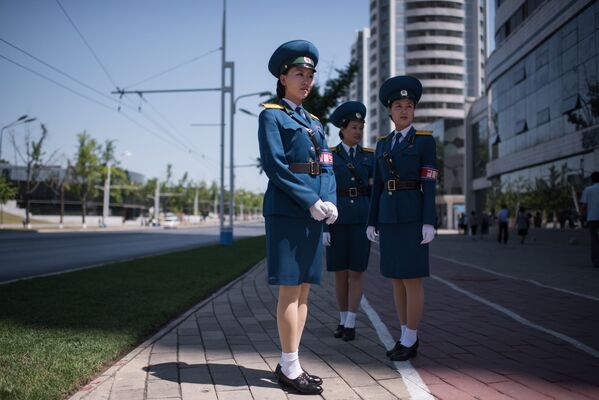 Женщины-офицеры дорожной полиции в Пхеньяне - Sputnik Азербайджан