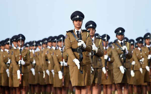 Шри-Ланкийские полицейские маршируют во время репетиции парада в День независимости в Коломбо - Sputnik Азербайджан