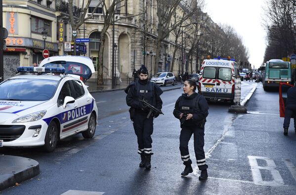 Вооруженные французские полицейские у Барбес-Рошешуар на севере Парижа - Sputnik Азербайджан