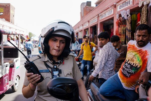Женщина патрульный полицейский на рынке в Джайпуре, Индия - Sputnik Азербайджан