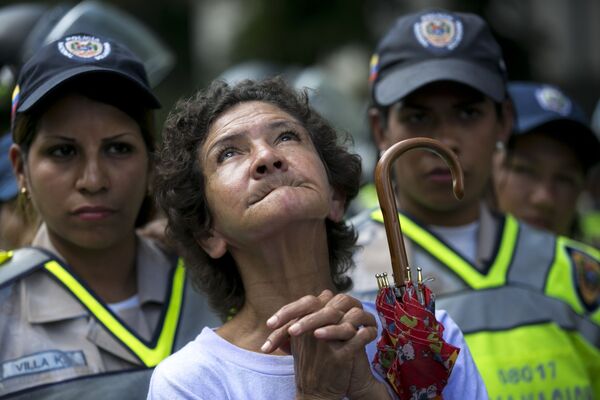 Женщины-полицейские охраняют общественный порядок во время демонстрации  в Каракасе, Венесуэла - Sputnik Азербайджан