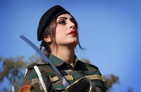 Боец Пешмерга во время выпускного в военной академии в Иракском Курдистане - Sputnik Азербайджан