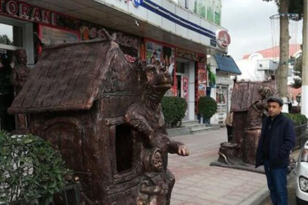 Скульптуры со сказочными персонажами, установленные у одного из ресторанов - Sputnik Азербайджан