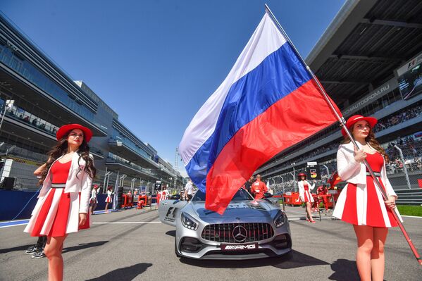 Грид-герлз перед стартом гонки на российском этапе чемпионата мира по кольцевым автогонкам в классе Формула-1 в Сочи - Sputnik Азербайджан