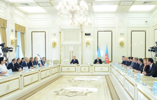 Спикер парламента Азербайджана награжден орденом Чести Казахстана Спикер парламента Азербайджана награжден орденом Чести Казахстана - Sputnik Азербайджан