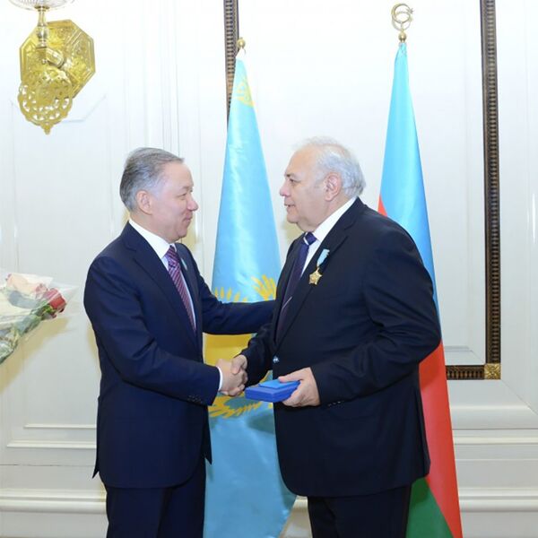 Спикер парламента Азербайджана награжден орденом Чести Казахстана Спикер парламента Азербайджана награжден орденом Чести Казахстана - Sputnik Азербайджан