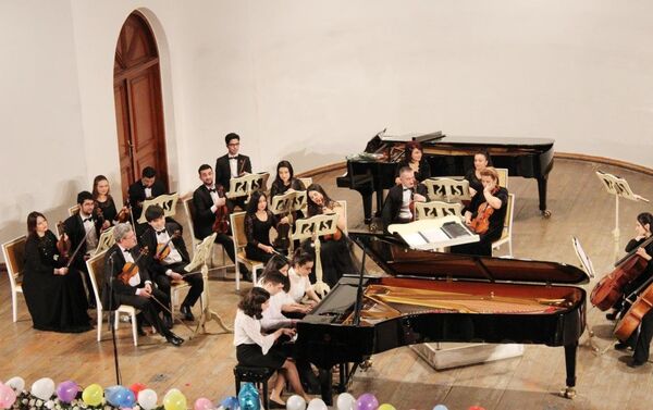 Концерт на сцене Азербайджанской государственной филармонии в рамках проекта Gənclərə dəstək - Sputnik Азербайджан