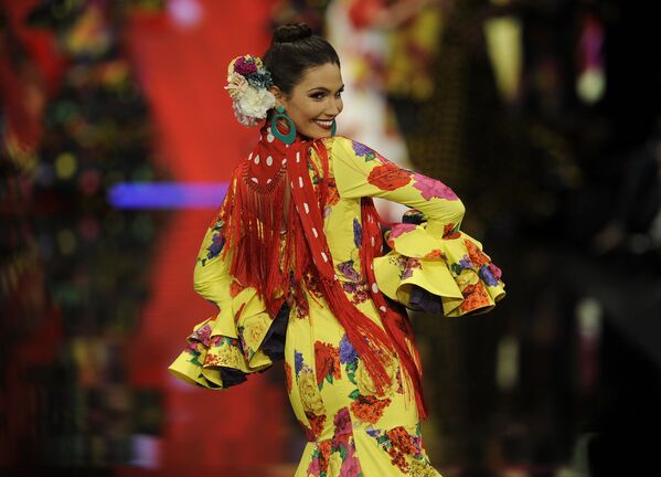 Модель во время показа коллекции дизайнера Pilar Vera на международной неделе моды фламенко в Севилье, Испания - Sputnik Азербайджан