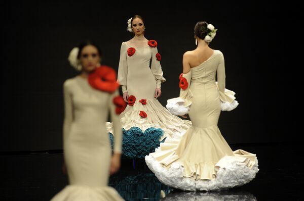 Показ коллекции дизайнера Pedro Bejar на международной неделе моды фламенко в Севилье, Испания. 1 февраля 2018 год - Sputnik Азербайджан