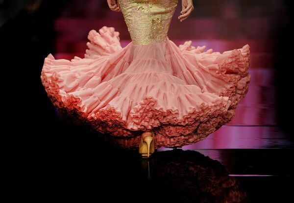 Показ коллекции дизайнера Alejandro Santizo на международной неделе моды фламенко в Севилье, Испания - Sputnik Азербайджан