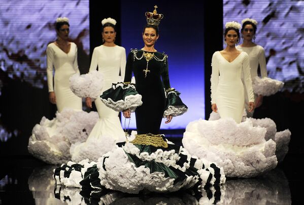 Модели во время показа коллекции дизайнера Alejandro Santizo на международной неделе моды фламенко в Севилье, Испания - Sputnik Азербайджан