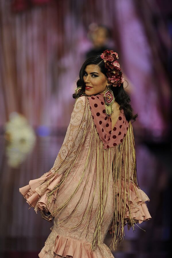 Модель во время показа коллекции Aurora Gavino на международной неделе моды фламенко в Севилье, Испания. 1 февраля 2018 год - Sputnik Азербайджан