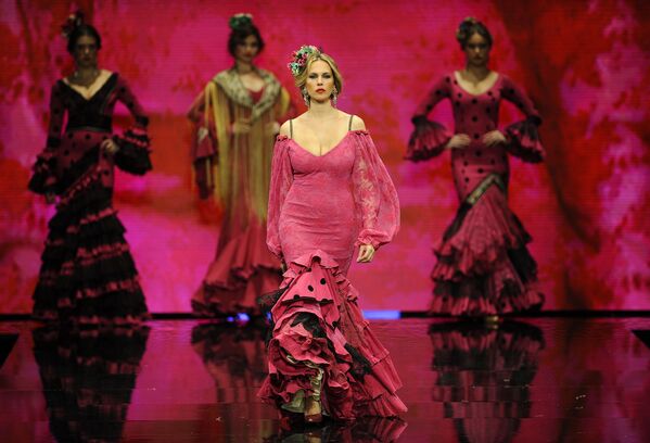 Модели во время показа коллекции Aurora Gavino на международной неделе моды фламенко в Севилье, Испания. 1 февраля 2018 года - Sputnik Азербайджан