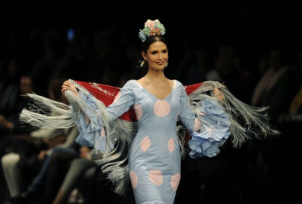 Модель во время показа коллекции дизайнера Angeles Copete на международной неделе моды фламенко в Севилье, Испания - Sputnik Азербайджан