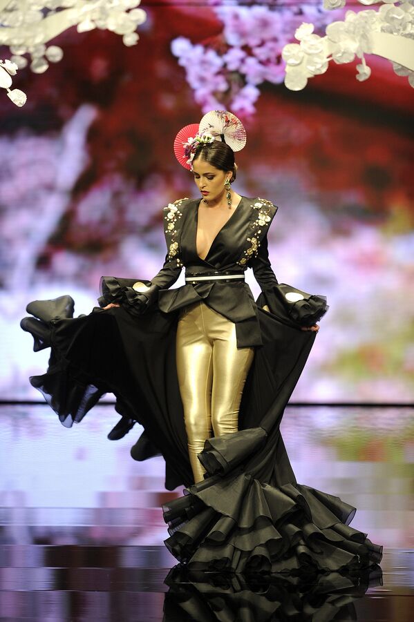 Модель во время показа коллекции дизайнера Patricia Bazarot на международной неделе моды фламенко в Севилье, Испания - Sputnik Азербайджан