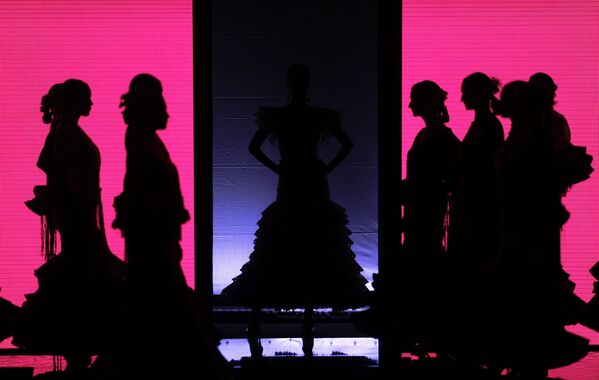 Показ коллекции дизайнера Lina на международной неделе моды фламенко в Севилье, Испания - Sputnik Азербайджан