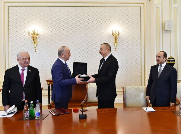 Президент Ильхам Алиев принял делегацию международных профсоюзов и профсоюзов зарубежных стран Президент Ильхам Алиев принял делегацию международных профсоюзов и профсоюзов зарубежных стран - Sputnik Азербайджан