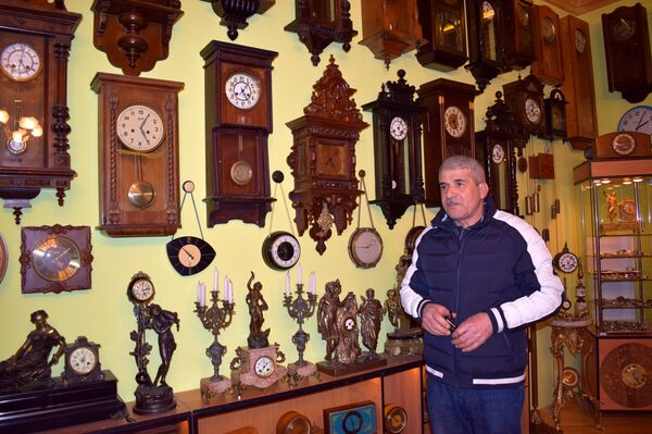 Saat kolleksiyaçısı Ramiz Əliyev Saat kolleksiyaçısı Ramiz Əliyev - Sputnik Azərbaycan