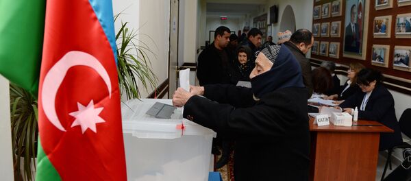 Избиратели на одном из избирательных участков в Баку, фото из архива Избиратели на одном из избирательных участков в Баку, фото из архива - Sputnik Азербайджан