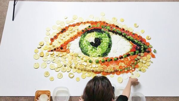 Съедобная картина: глаз из фруктов и овощей - Sputnik Азербайджан