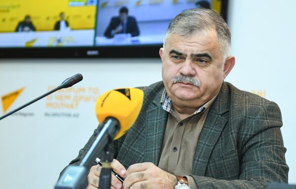 Эксперт по вопросам безопасности Арзу Нагиев в ходе видеомоста Москва-Астана-Бишкек-Минск Эксперт по вопросам безопасности Арзу Нагиев в ходе видеомоста Москва-Астана-Бишкек-Минск - Sputnik Азербайджан
