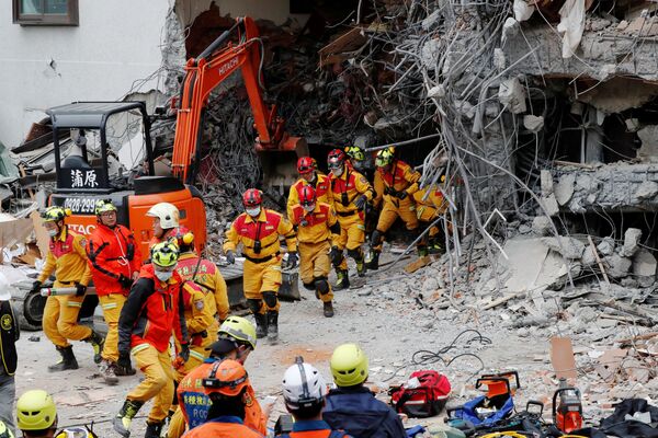 Спасательная операция по поиску пострадавших после мощного землетрясения в городе Хуалянь, Тайвань - Sputnik Азербайджан