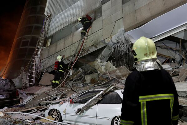 Спасатели в городе Хуалянь, где произошло сильное землетрясение, Тайвань - Sputnik Азербайджан