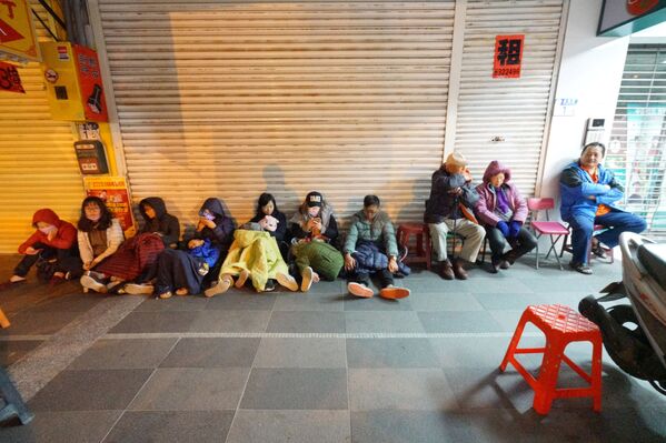 Эвакуированные постояльцы отеля Marshal, пострадавшего в результате землетрясения в городе Хуалянь, Тайвань - Sputnik Азербайджан