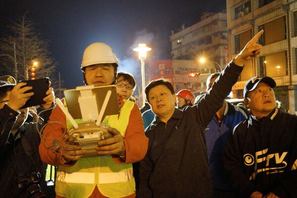 Спасательная операция по поиску пострадавших после мощного землетрясения в городе Хуалянь, Тайвань - Sputnik Азербайджан