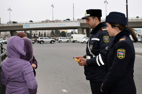 Baş Dövlət Yol Polisi İdarəsinin əməkdaşlarının Bakıda piyadalara qarşı keçirdiyi reyd - Sputnik Azərbaycan