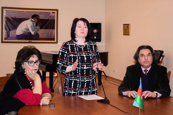 Слева направо: народная артистка Азербайджана Хураман Гасымова, проректор БМА, профессор Нармин Гулиева и народный артист АР Фахреддин Керимов  - Sputnik Азербайджан