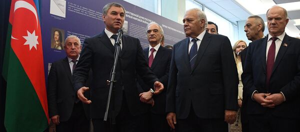 Вячеслав Володин и Огтай Асадов осматривают азербайджанскую выставку в Думе - Sputnik Азербайджан