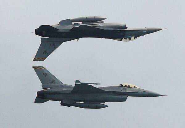 Два F-16C ВВС Сингапура на авиашоу в Сингапуре - Sputnik Азербайджан