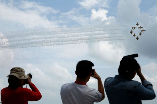Выступление пилотажной группы Южной Кореи Черные Орлы на авиашоу в Сингапуре - Sputnik Азербайджан