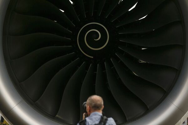Двигатель производства компании Роллс-Ройс на авиашоу в Сингапуре - Sputnik Азербайджан