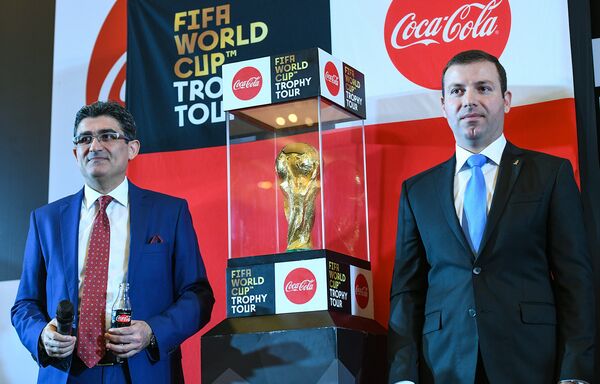 Генеральный директор компании Azerbaijan Coca-Cola Bottlers Эрдиндж Гюзель и генеральный секретарь АФФА Эльхан Мамедов - Sputnik Азербайджан