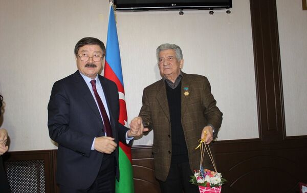 Вручение почетных медалей известным деятелям культуры и искусства Азербайджана - Sputnik Азербайджан