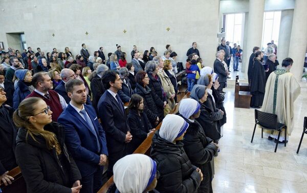 Церемония, посвященная принятию сана епископа ординарием католической церкви в Азербайджане - Sputnik Азербайджан