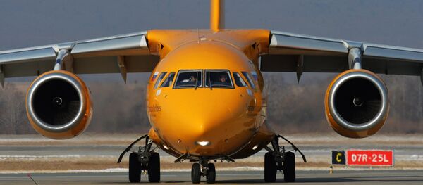 Самолет Ан-148-100В авиакомпании Саратовские авиалинии в аэропорту Владивостока, фото из архива - Sputnik Азербайджан