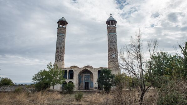 Мечеть в полностью разрушенном во время боевых действий городе Агдам - Sputnik Азербайджан