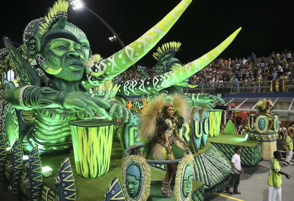 Dancers from the Unidos do Peruche samba school perform on a float during a carnival parade in Sao Paulo, Brazil, Saturday, Feb. 10, 2018 - Sputnik Азербайджан
