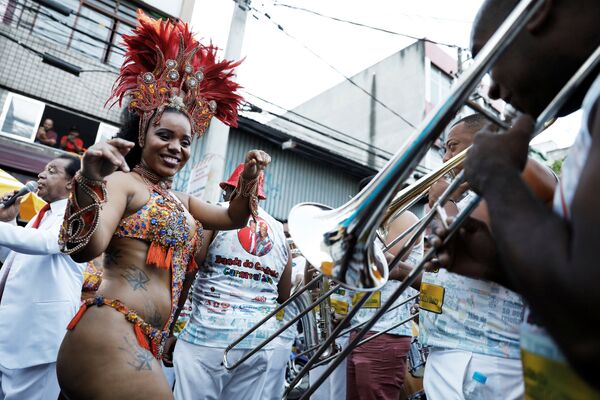 A woman dances in an annual block party known as Banda do Candinho e Mulatas (Candinho Band and Mulatto Women), during carnival festivities at Bixiga neighbourhood in Sao Paulo, Brazil, February 7, 2018 - Sputnik Азербайджан