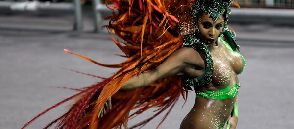 A reveller from the X-9 Paulistana Samba School takes part in Carnival at Anhembi Sambadrome in Sao Paulo, Brazil February 10, 2018 - Sputnik Азербайджан