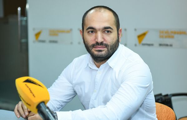 Радиоведущий Araz FM Сурхай Аскеров Радиоведущий Araz FM Сурхай Аскеров - Sputnik Азербайджан
